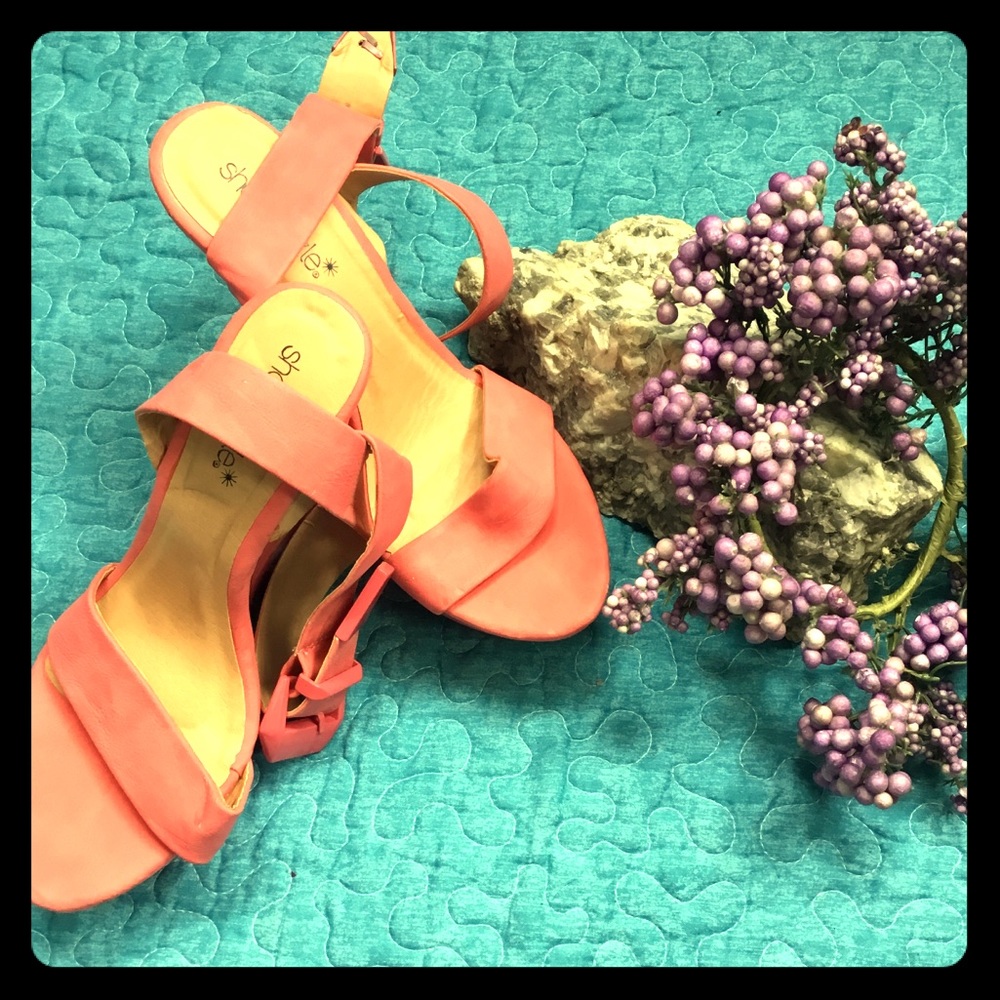 SOLD EUC- Adorable Wrap around Wedges ✨SOLD